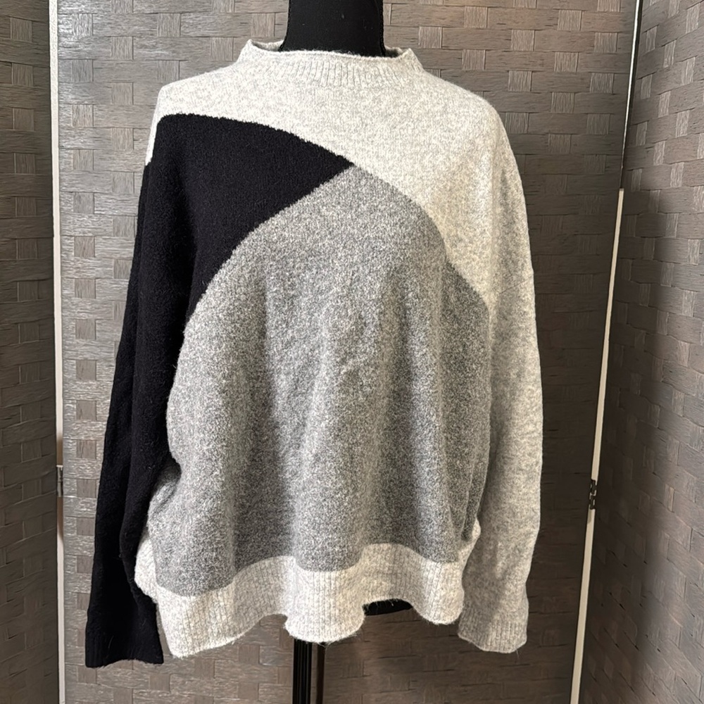 Gray and black color block sweater XXL